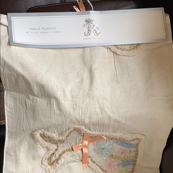 Spring Collection Table Runner - Picture 2 of 7